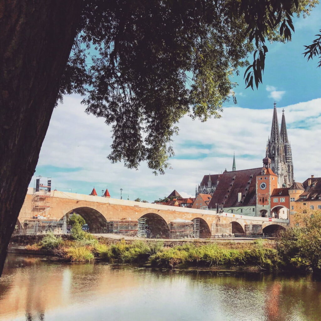 Steinerne Brücke mit der Altstadt Regensburg, Sehenswürdigkeiten am Wasser