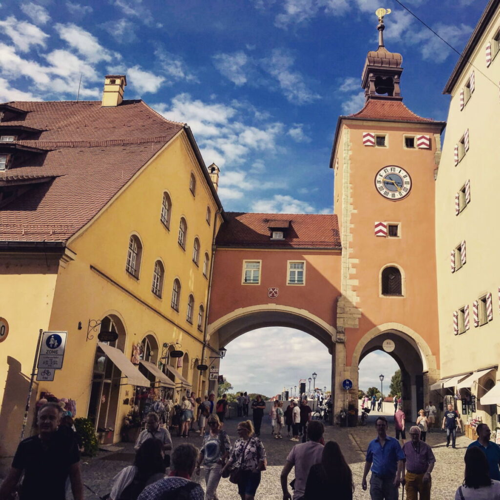 Aufgang auf die Steinerne Brücke von der Regensburger Altstadt. Im Bild der Brückturm