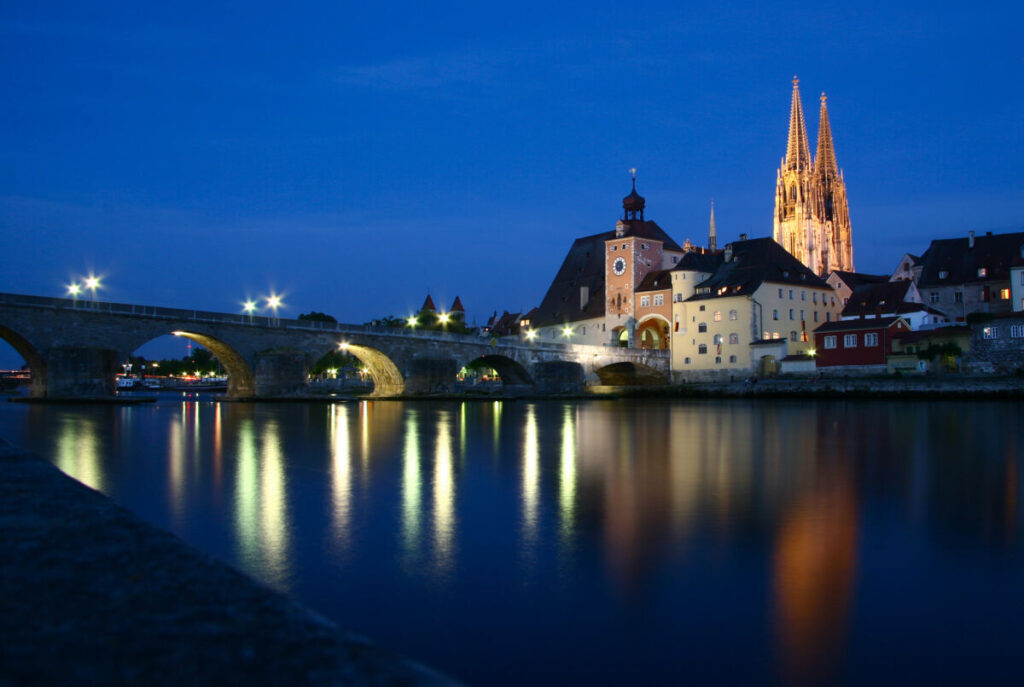 Steinerne Brücke Regensburg in der Nacht, © Fotograf: Karsten Dörre / Wikimedia Commons / CC BY-SA 3.0