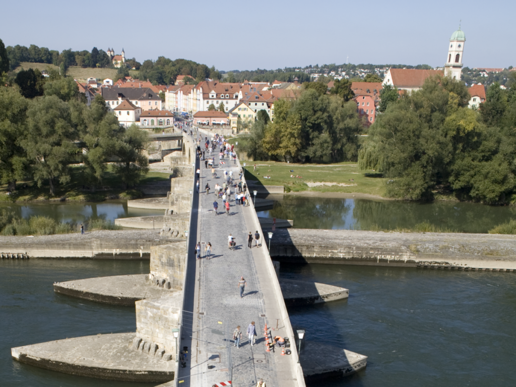 Blick über die Steinerne Brücke, in der Mittel die Donauinseln, dahinter Stadtamhof © JNM / Wikimedia Commons / CC BY-SA 3.0