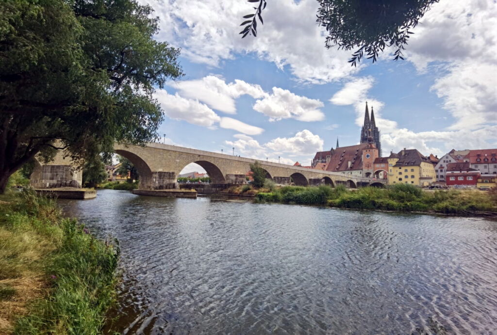Steinerne Brücke Regensburg - der berühmte Blick von der Jahninsel Richtung Dom