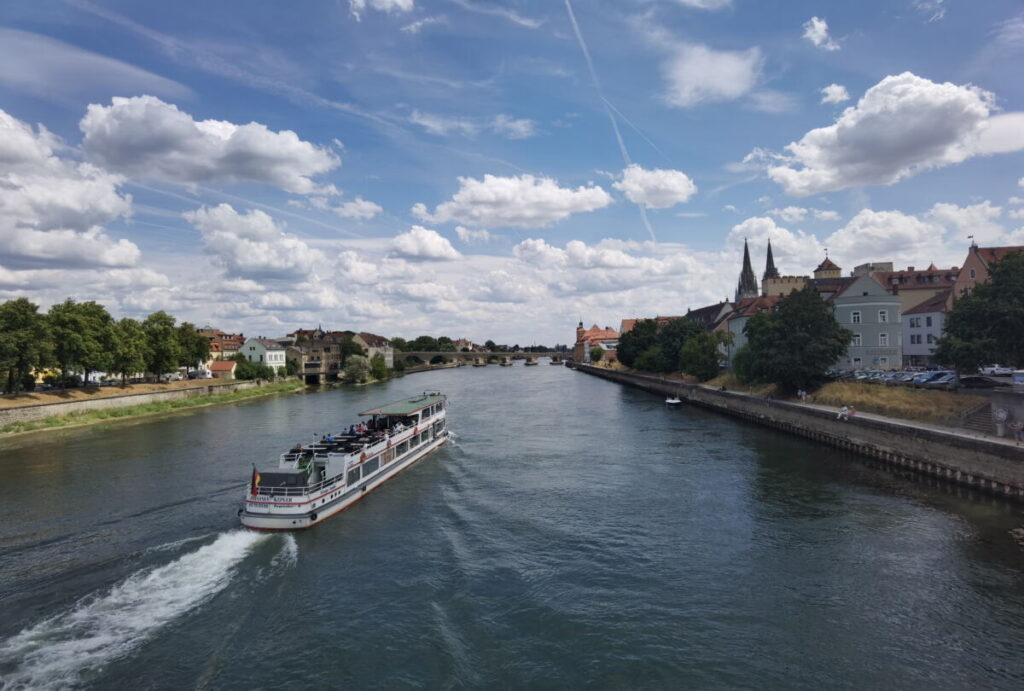 Eiserner Steg Ausblick über die Donau zur Steinernen Brücke