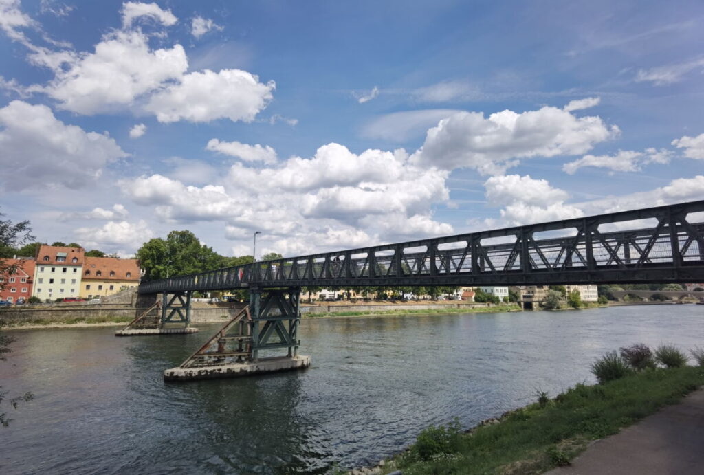 Eiserner Steg Regensburg heute - mit Blick auf die Donauinsel Oberer Wöhrd